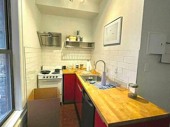2nd image of 118 Nassau St #4
