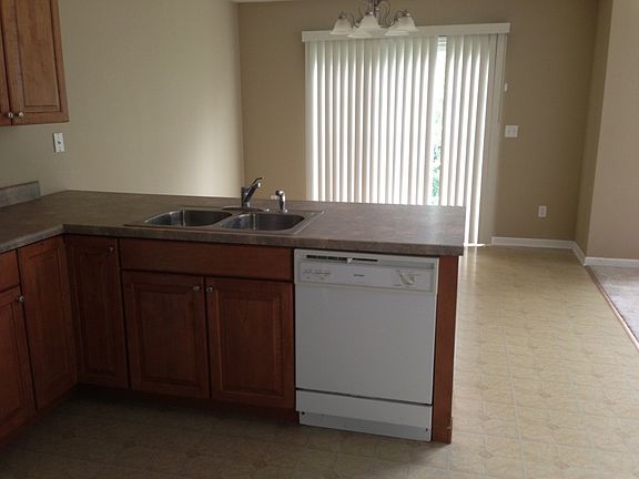 4th image of 695 Blackstone Ct