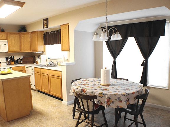 4th image of 585 Woodbine Ct