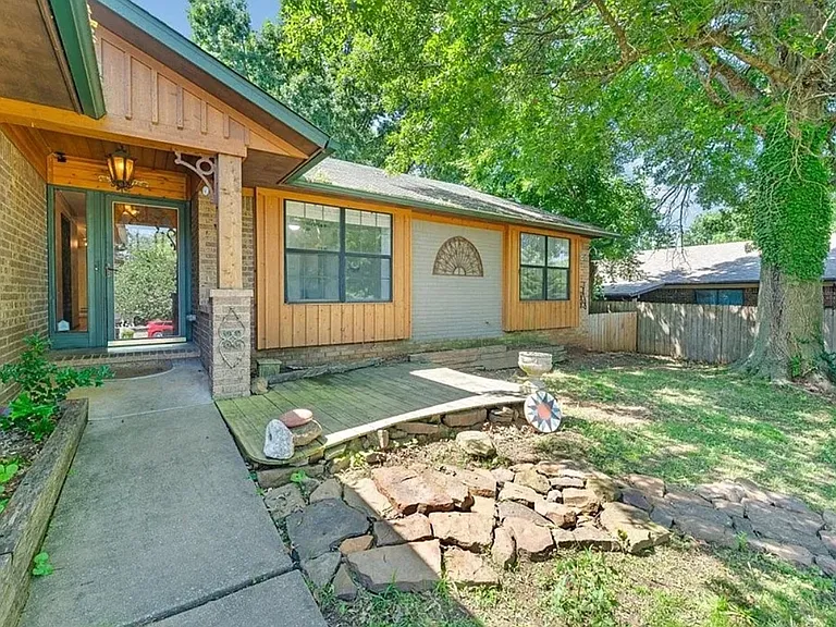 2733 E Ferguson Ave — Photo 3