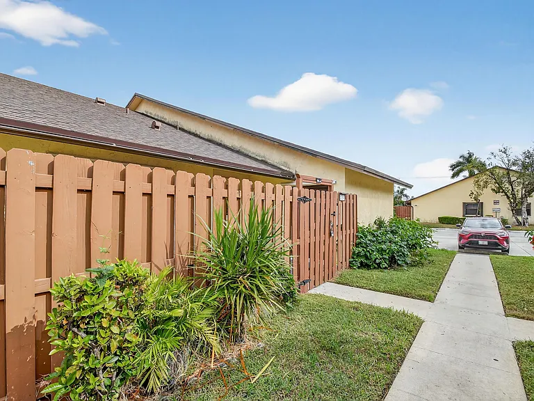 484 Springdale Cir #48D — Photo 35