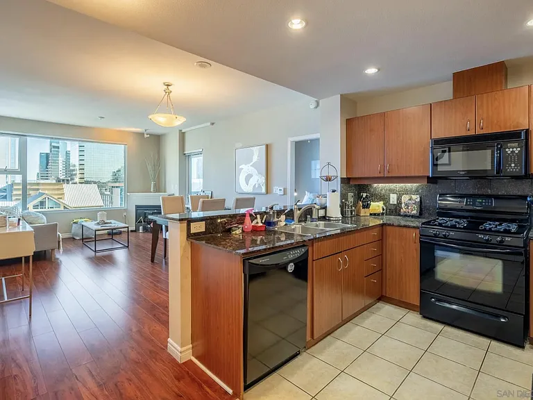 300 W Beech St #1601 — Photo 8