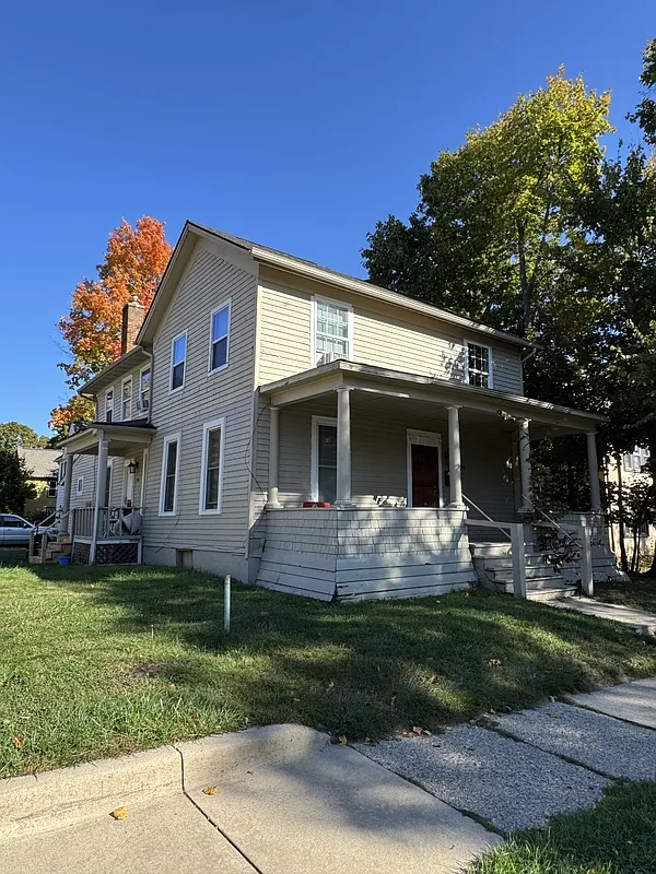 3 bed, 1.0 bath, 1293 sqft, $1,350 — Photo 1