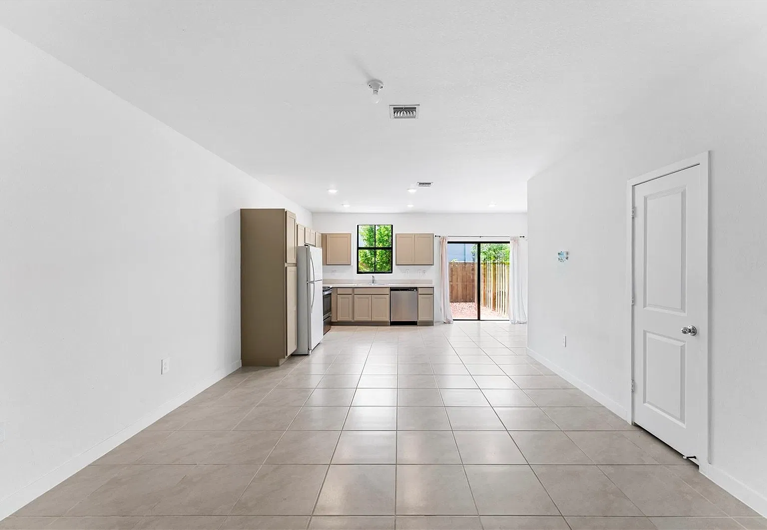 3 bed, 1380 sqft, $2,700 — Photo 2