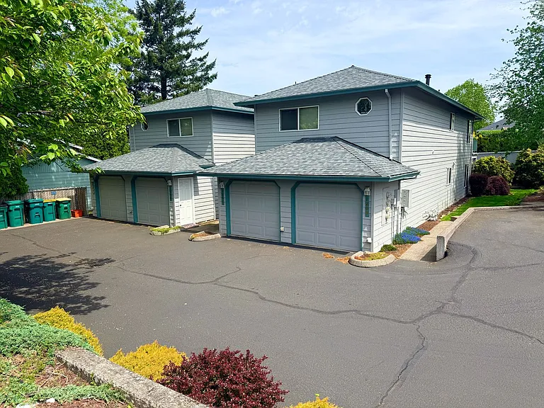 Large 980sq. 1 bedroom apartment with attached garage plus 1 parking space — Photo 3