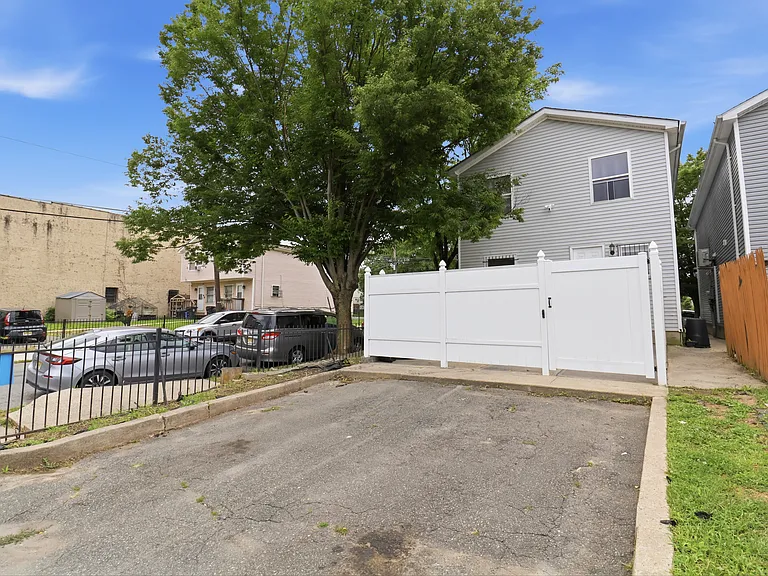 595 Orange St — Photo 22