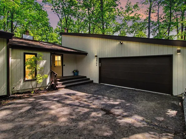 3966 Penberton Dr, Ann Arbor, MI 48105