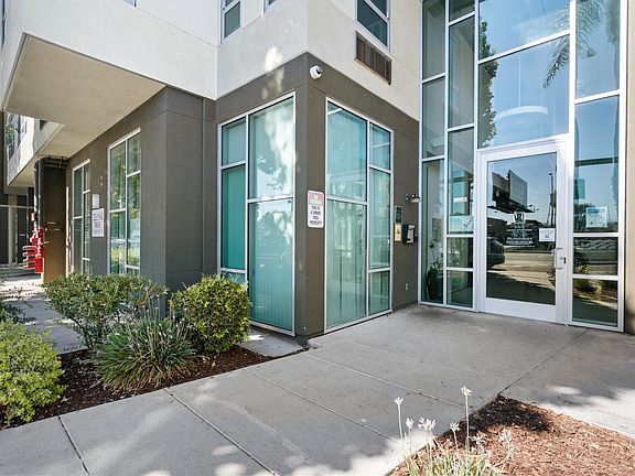 Delmas Park is located in downtown San Jose. Nearby is Westfield shopping center, entertainments, restaurants, Diridon Train Station, VTA bus lines (23 and 523) and San Jose State University.