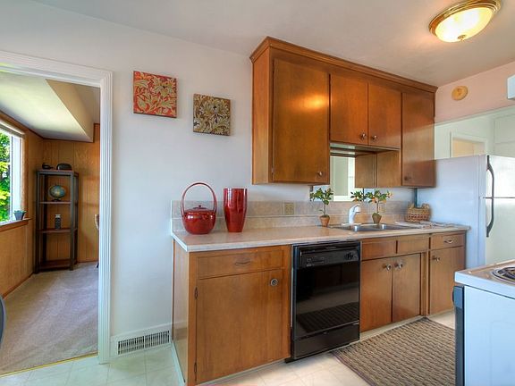 4th image of 3130 Tahoma Pl W