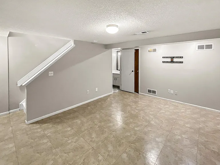 4961 Singleton Dr — Photo 15