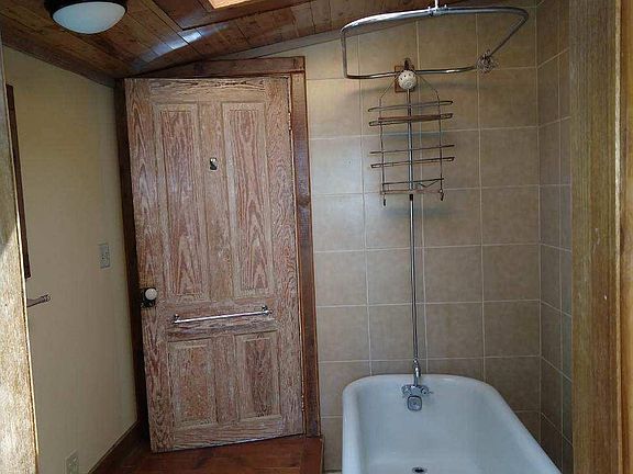 Clawfoot tub and skylight!