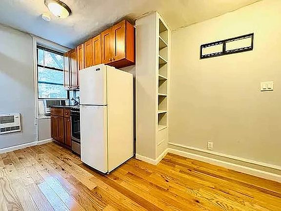 3rd image of 518 E 6th St APT 8