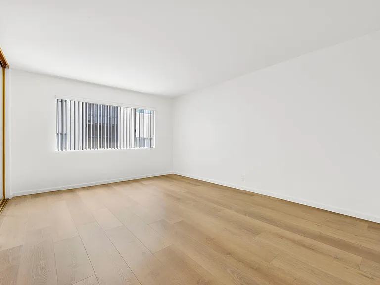 212 W Grand Ave #B — Photo 9