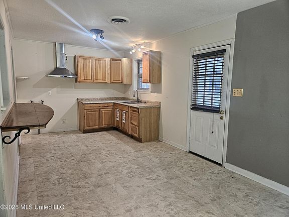 5th image of 9 Woodside Ct