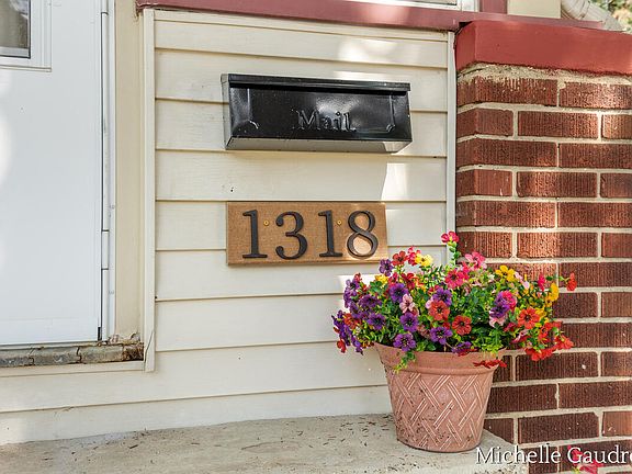 4th image of 1318 Portland Ave NE