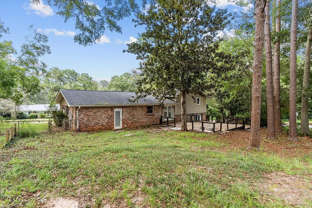 6 bed, 3.0 bath, 2250 sqft, $2,250 — Photo 4