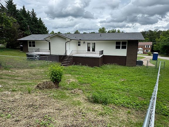 3rd image of 1213 Park Hill Cir