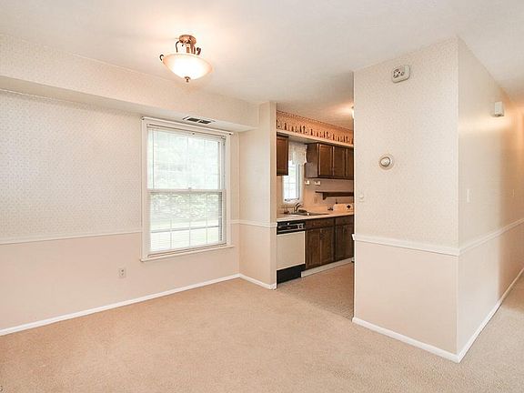 4th image of 611 Canterbury Ln #12-12-E