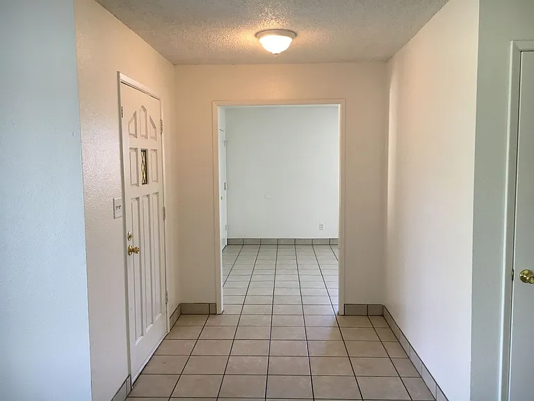 952 Mango Dr — Photo 2