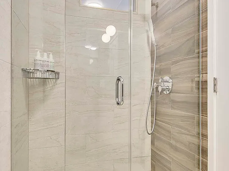 206 E 20th St #PENTHOUSE — Photo 22