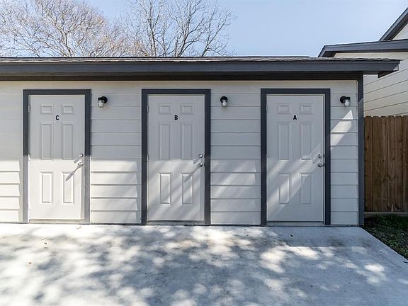 4th image of 207 N Poplar St #D