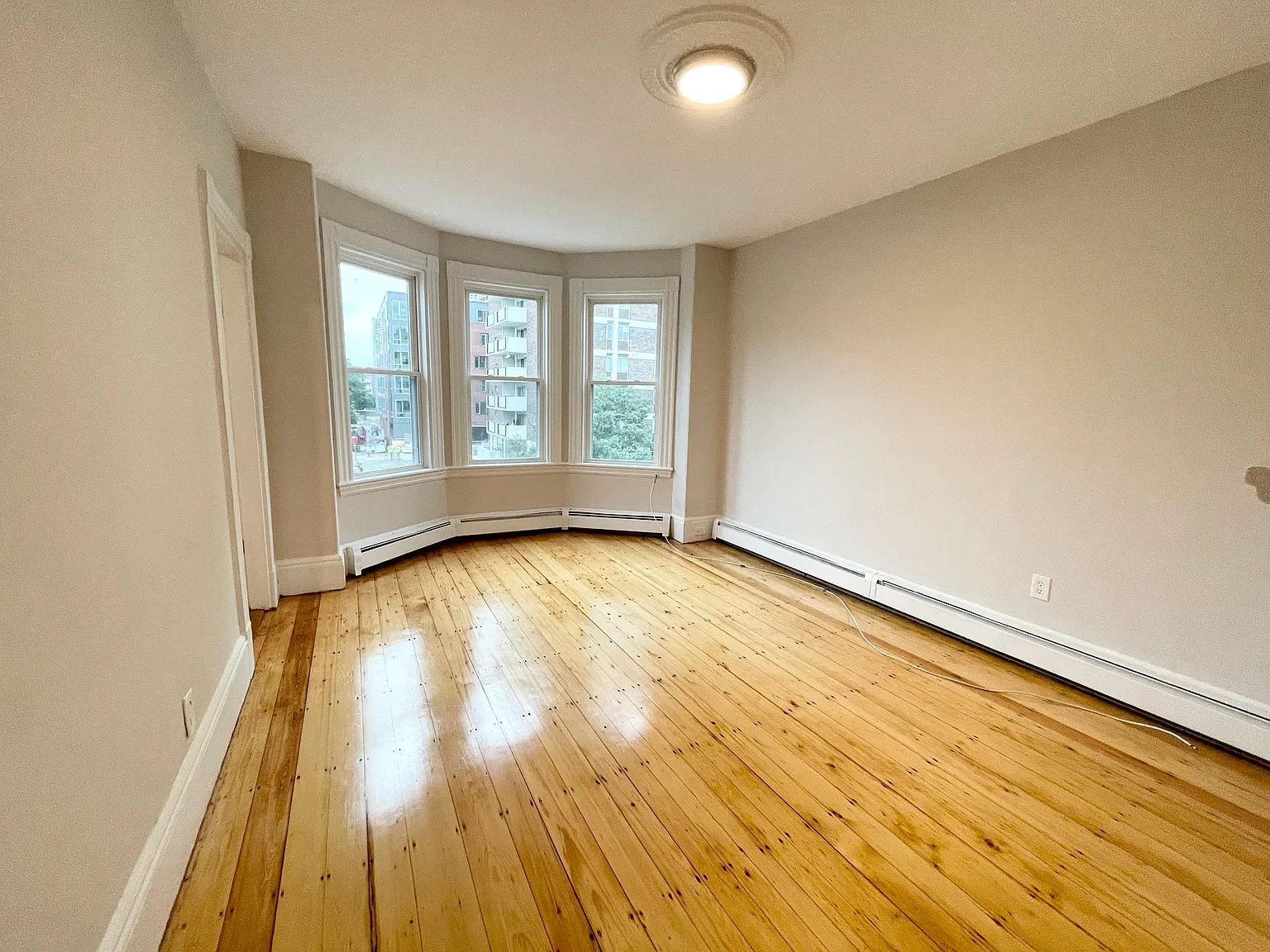 3 bed, 1.5 bath, 1200 sqft, $4,900 — Photo 3