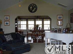 Huge liv rm w/raised ceilng