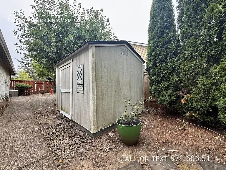 1646 SW Spence Ave — Photo 43