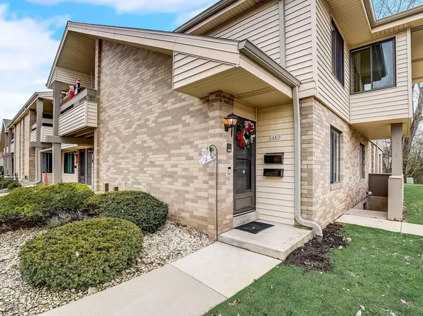 1681 South Carriage LANE, New Berlin, WI 53151