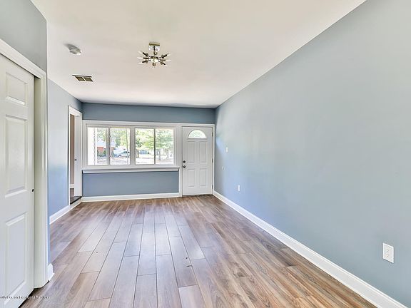 5th image of 839 Neville St