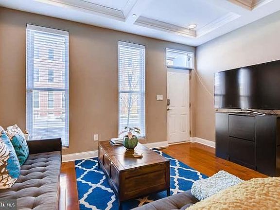 First floor: Entrance and living room