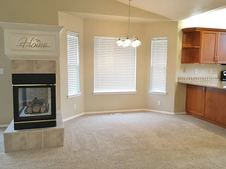 885 E Monarch St — Photo 5