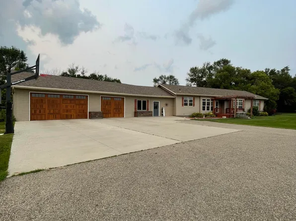 8541 37th St SE, Jamestown, ND 58401