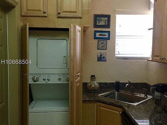 5th image of 403 NE 16th Ave APT 8