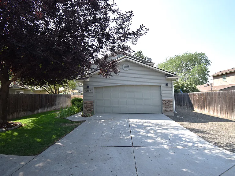 3222 S Lindsay Ave — Photo 2