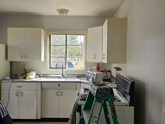 4th image of 302 E 18th St #302