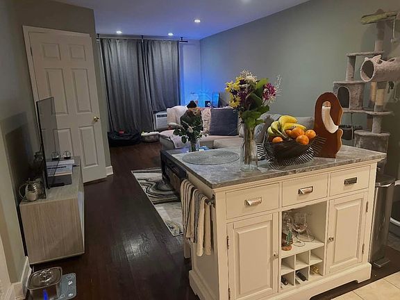 4th image of 190 W Merrick Rd APT 4N
