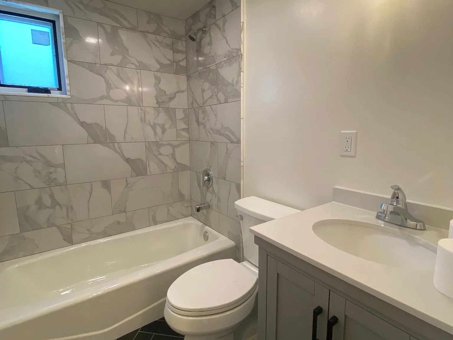 323 E Micheltorena St — Photo 4