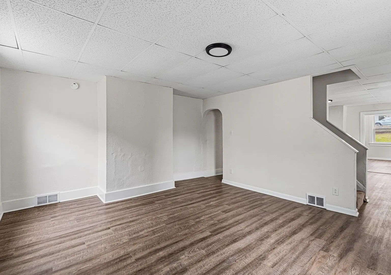 3 bed 1 bath - great location, updated, central air, laundry — Photo 3