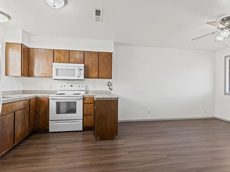 141 N 200 W — Photo 18