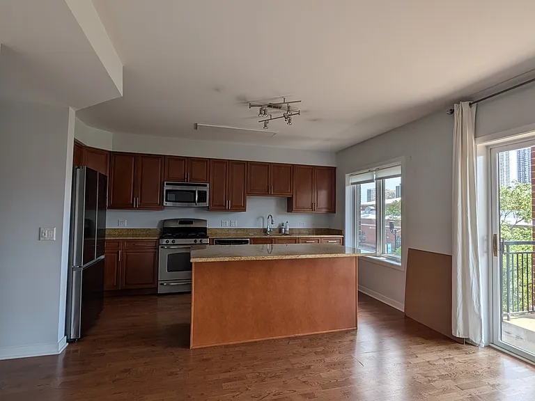 5858 N Broadway St #401 — Photo 4