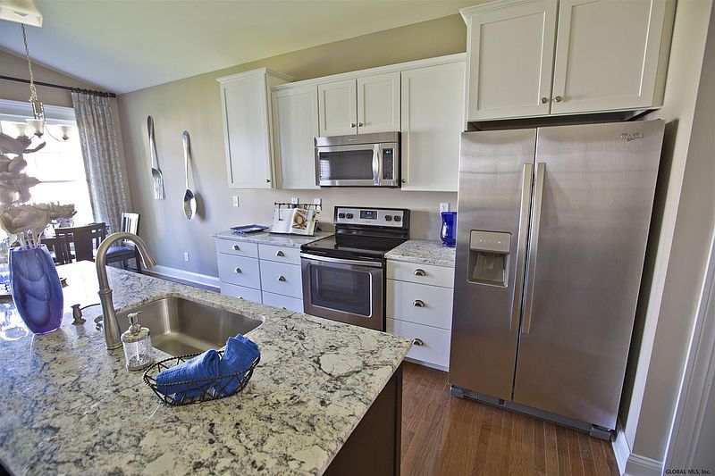 4th image of 19 TAMARACK Street