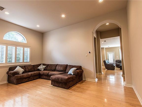 5th image of 2624 Newcastle Dr