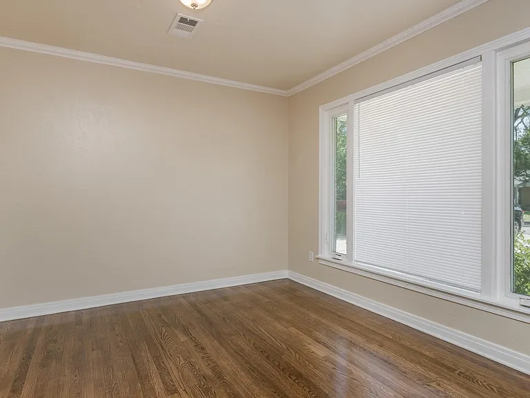 1612 Crockett St — Photo 4