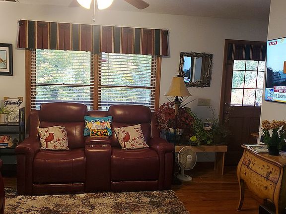 3rd image of 35 Elm Dr