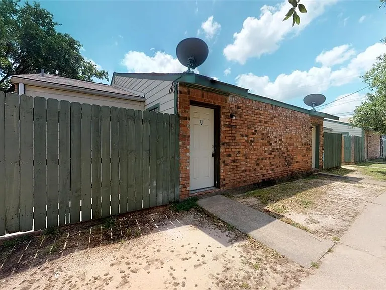 725 Peppertree Dr #11 — Photo 16