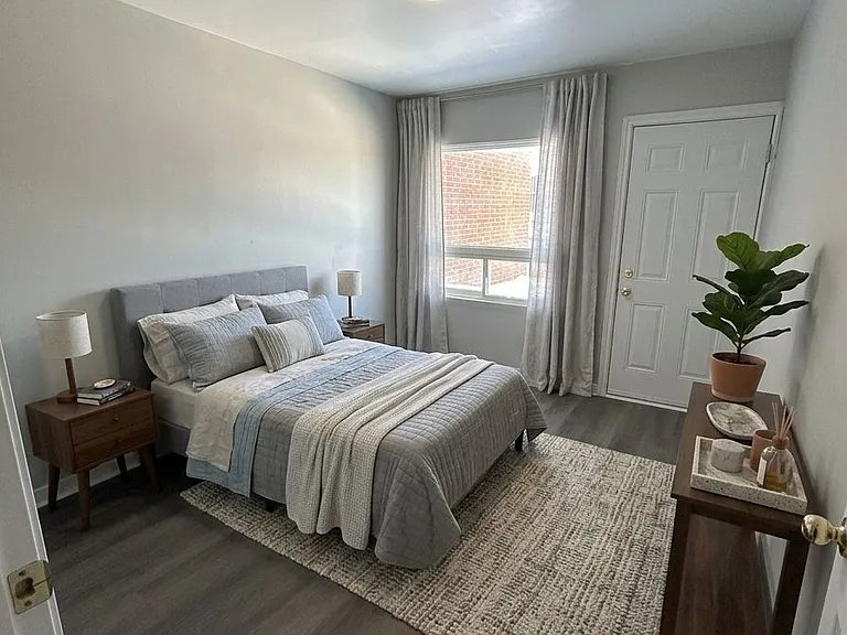 10140 Yonge St #5 — Photo 6