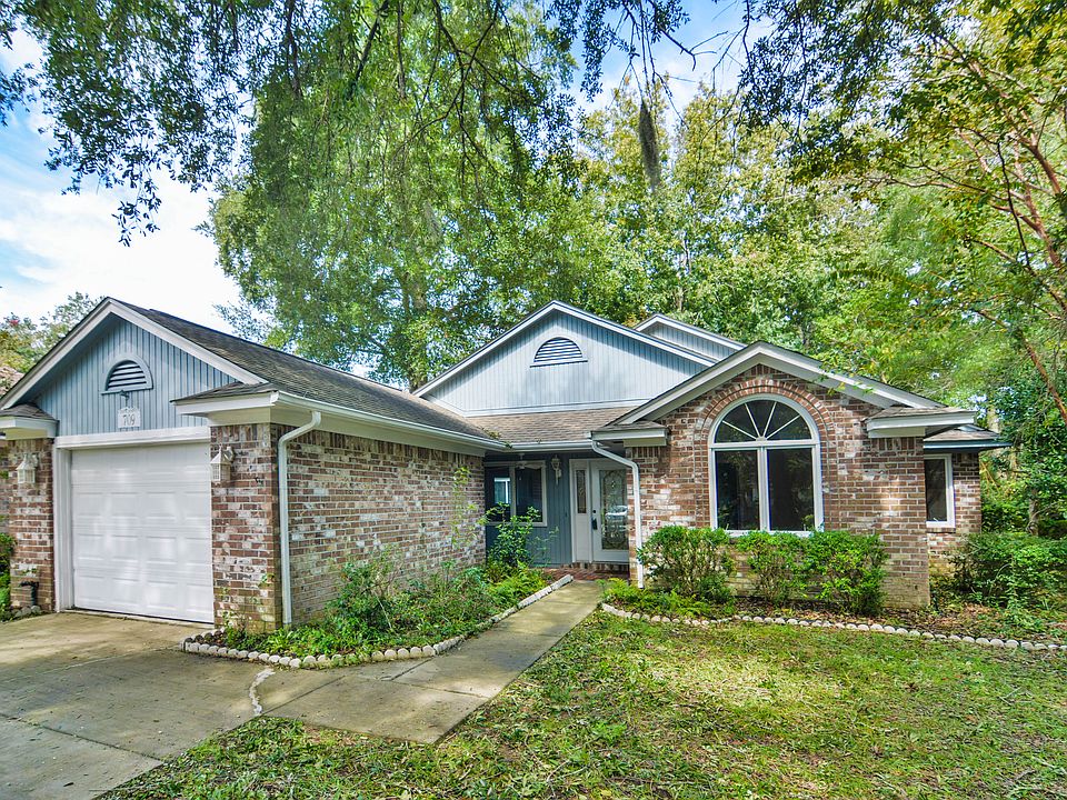 3bd/2ba LRG Corner Lot!