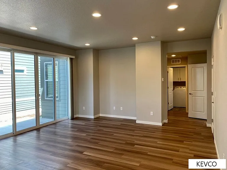 2950 Sykes Dr — Photo 2