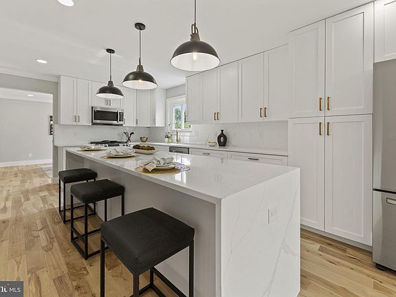 3rd image of 3443 Charles St